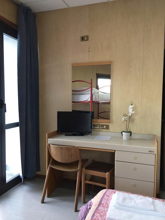 Hotel Socrate Lavena Ponte Tresa Ngoại thất bức ảnh