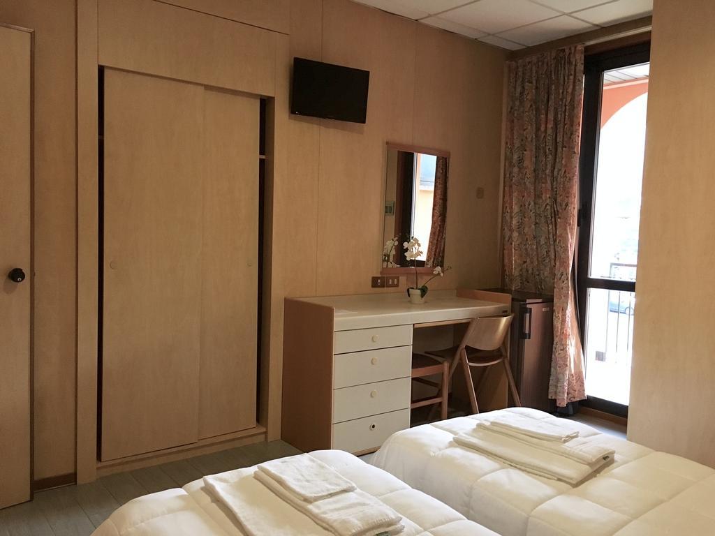Hotel Socrate Lavena Ponte Tresa Ngoại thất bức ảnh