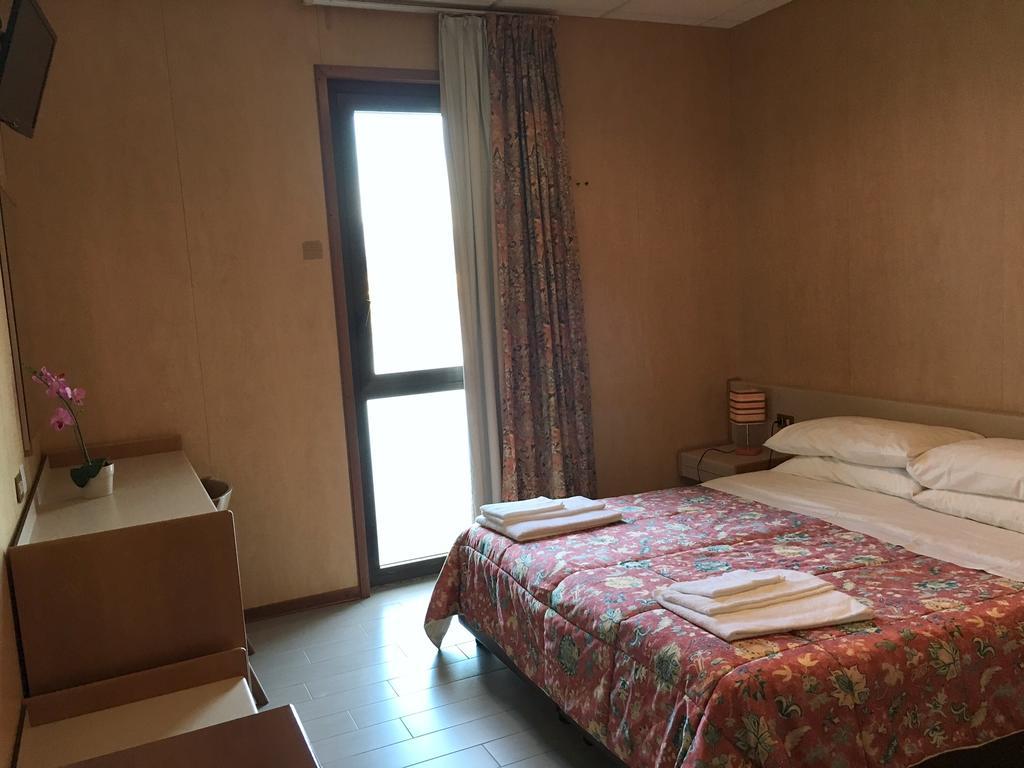 Hotel Socrate Lavena Ponte Tresa Ngoại thất bức ảnh