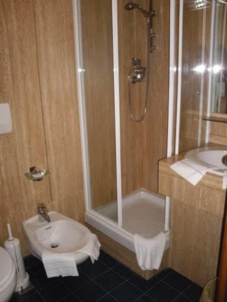 Hotel Socrate Lavena Ponte Tresa Ngoại thất bức ảnh